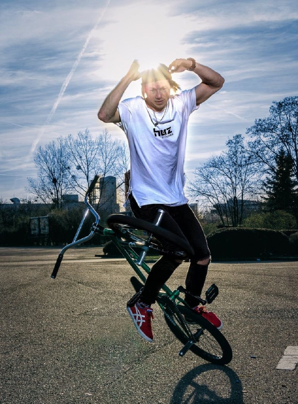 Kurze Rückkehr: Auf dem Real-Parkplatz, wo er einst mit dem BMX-Sport begann, zeigt Chris Böhm seine Kunststücke.