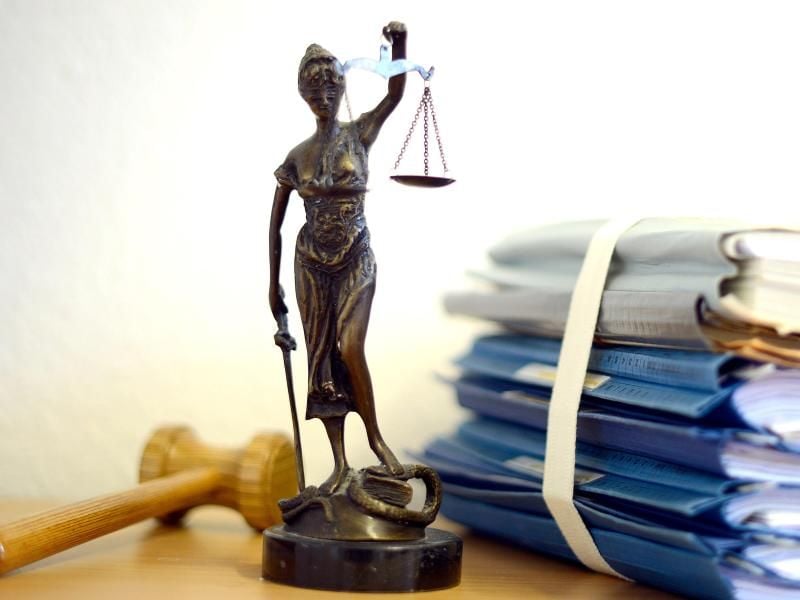 Ein Modell der Justitia steht auf einem Tisch. Foto: Volker Hartmann/dpa/Archivbild