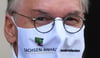 Reiner Haseloff (CDU), Ministerpräsident von Sachsen-Anhalt, trägt eine Maske mit dem Wappen des Landes.