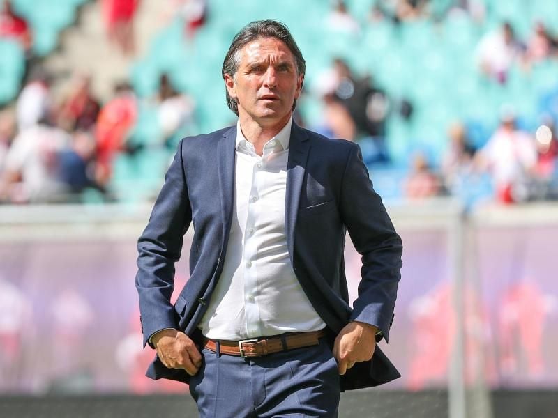 Trainer Bruno Labbadia und seine Wolfsburger stehen vor einem Endspiel am 34. Spieltag. Foto: Jan Woitas/dpa-Zentralbild