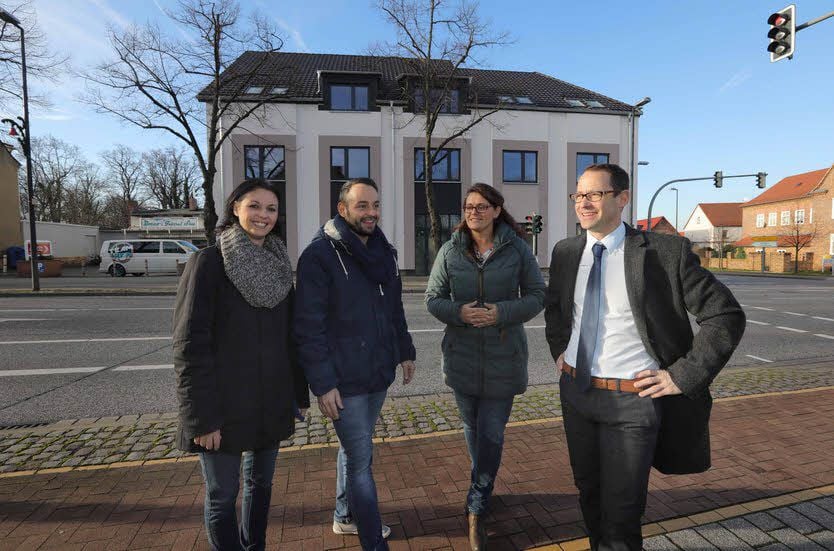 Stefanie Rieger und Christian Hoffmann (beide „Physio Rieger“), Andrea Laske von der Media GmbH und Anwalt Daniel Trautwein (v.l.)