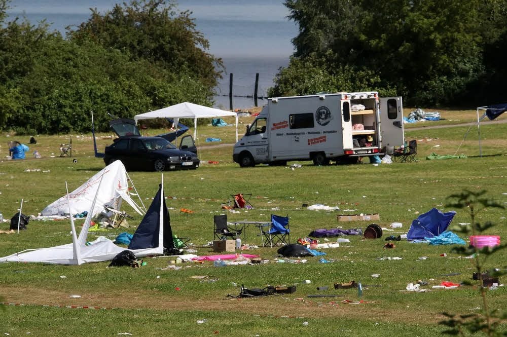 Nach dem Love Sea Festival am Stausee Kelbra liegt noch jede Menge Müll auf dem Gelände.