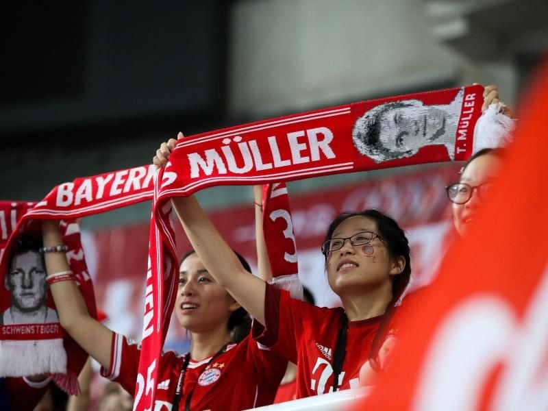 Bayern-Fans jubeln in Shanghai ihren Idolen zu. Foto: Xi Ya/Archiv