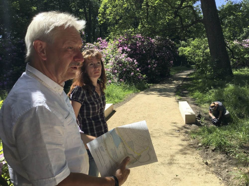 Der Weg war das Ziel. Im Schlosspark Kropstädt wurde in den zurückliegenden Wochen der Rundweg um den Brauereiteich saniert und damit komplettiert. Weitere Wege sollen folgen (im Bild Götz Kleeblatt und Doreen Janocha).