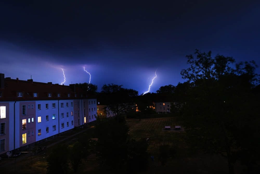 Ein bisschen Regen und ein paar Blitze - während das Gewitter in Leipzig zum Unwetter wurde, blieb es im Saalekreis ruhiger.