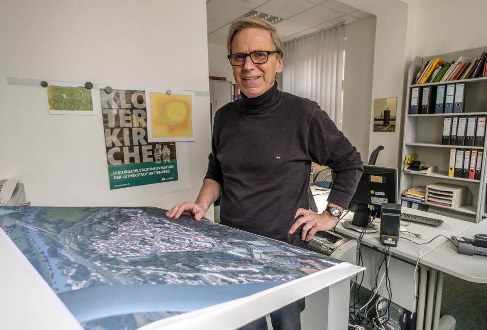 Die letzten Tage im Büro: Architekt Helmut Keitel mit einem Luftbild der Stadt, die er entscheidend mit verändert hat.