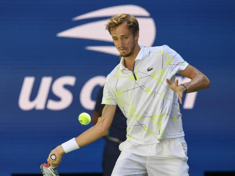 Steht nach dem Sieg über Stan Wawrinka im Halbfinale: Daniil Medwedew aus Russland in Aktion. Foto: Sarah Stier/FR171690 AP