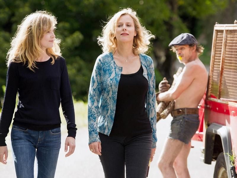 Pattie (Karin Viard, m.) erzählt Caroline (Isabelle Carré) ausführlich von ihrem Liebesleben. Auch mit André (Denis Lavant, r.) hatte sie eine Affäre. Foto: Jerome Prebois