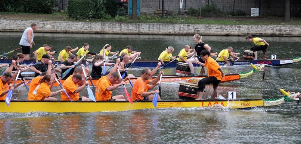 Das Finalrennen bestreiten drei Teams mit ihren Booten.