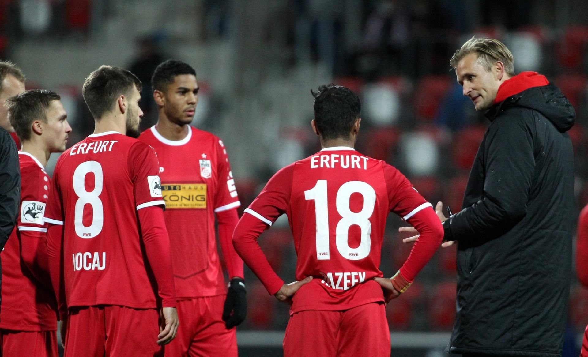 RWE-Trainer David Bergner (l.) mit den Erfurter Spielern.