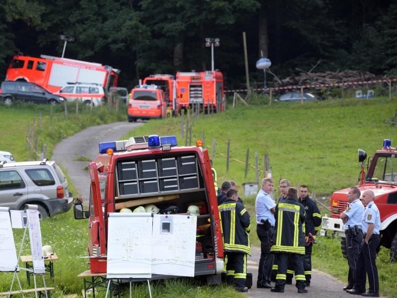 Rettungskräfte bei Degenfeld: In dem bergigen Gelände war ein Ultraleichtflugzeug abgestürzt. Foto: Stefan Puchner