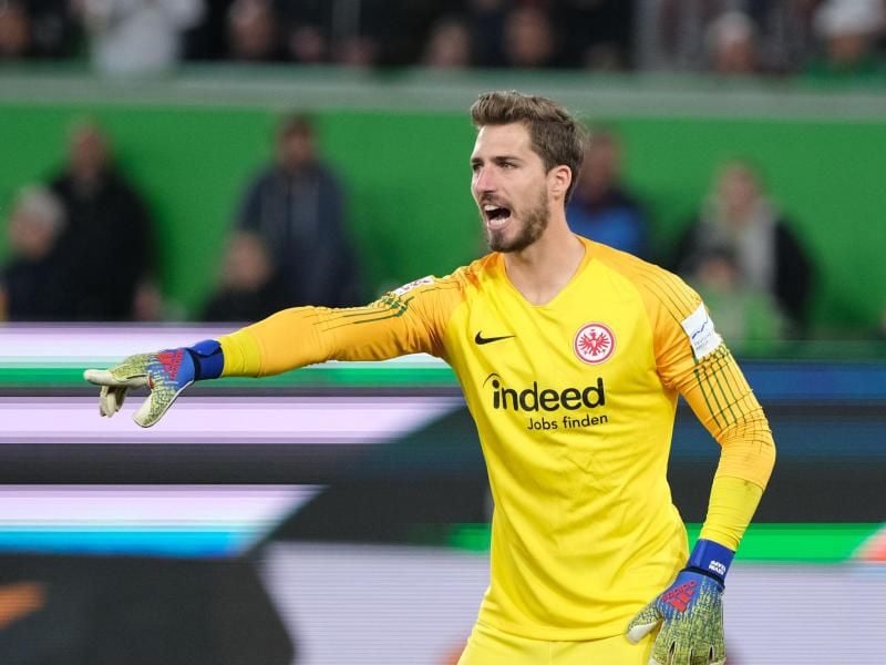Torwart Kevin Trapp will das derzeit kraftlose Team von Eintracht Frankfurt aufrütteln. Foto: Peter Steffen/dpa