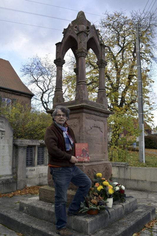 Rüdiger Peters am fast 150 Jahre alten Denkmal, das leider immer mehr verwittert.