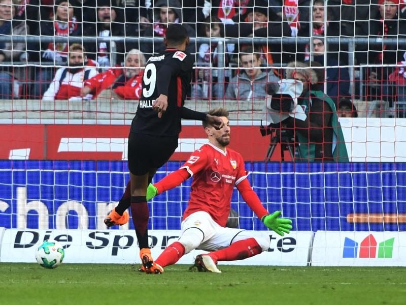 Stuttgarts Torwart Ron-Robert Zieler (r) war beim Spiel gegen den FC Köln von Fans hinter dem Tor massiv beleidigt worden. Foto: Marijan Murat