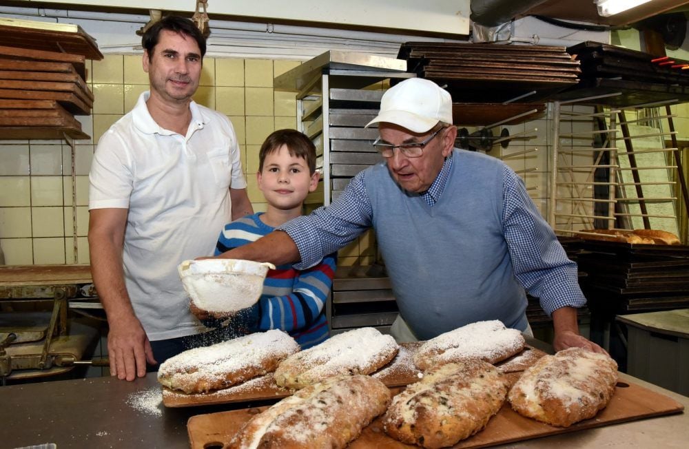 Drei Generationen beim Stollenbacken: Vater Ronny, Sohn Hannes und Großvater Fritz Barthold.