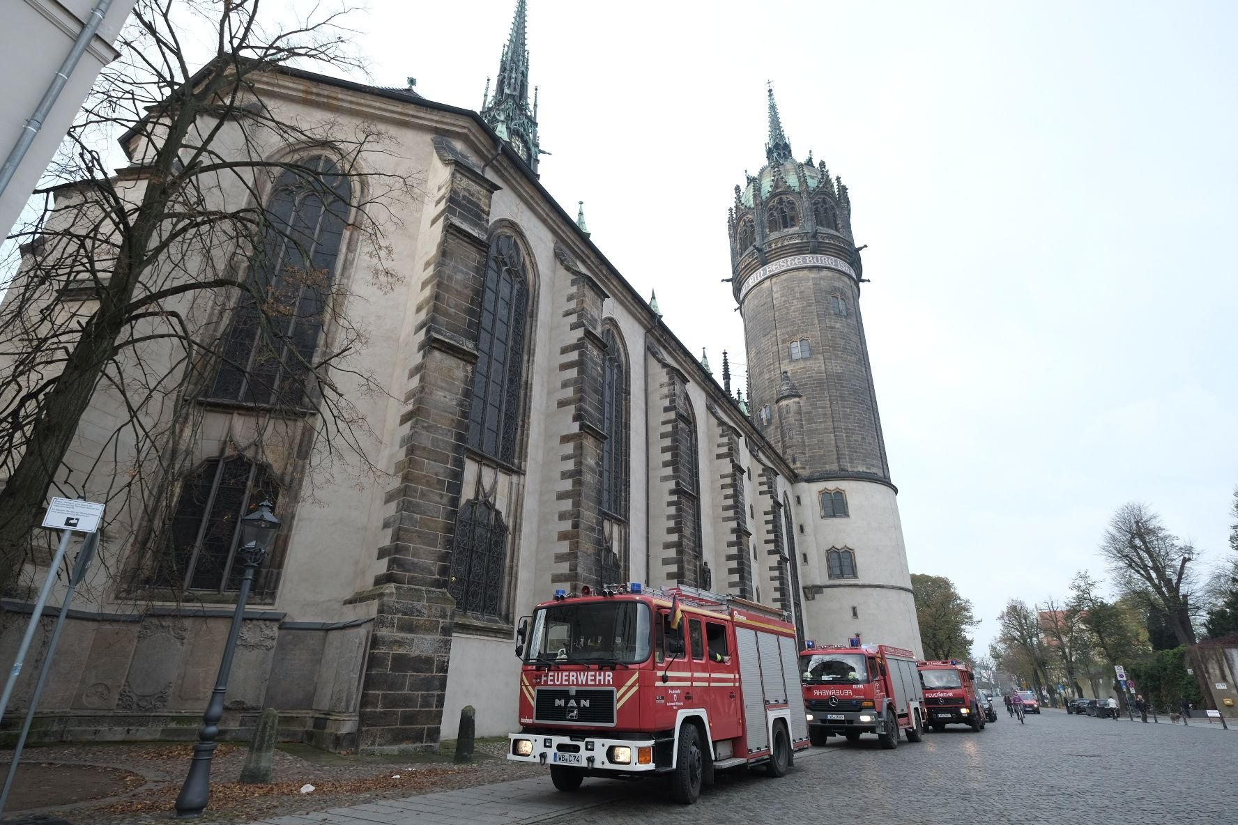 Feuerwehr vor der Wittenberger Schlosskirche