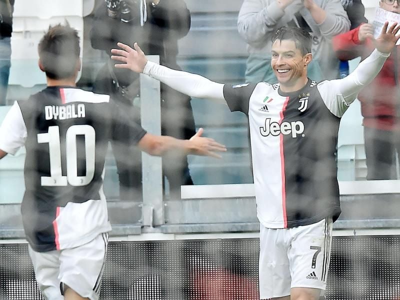 Juves Doppelpacker Cristiano Ronaldo (r) feiert sein Tor zum 1:0 mit Mitspieler Paulo Dybala. Foto: Alessandro Di Marco/ANSA/AP