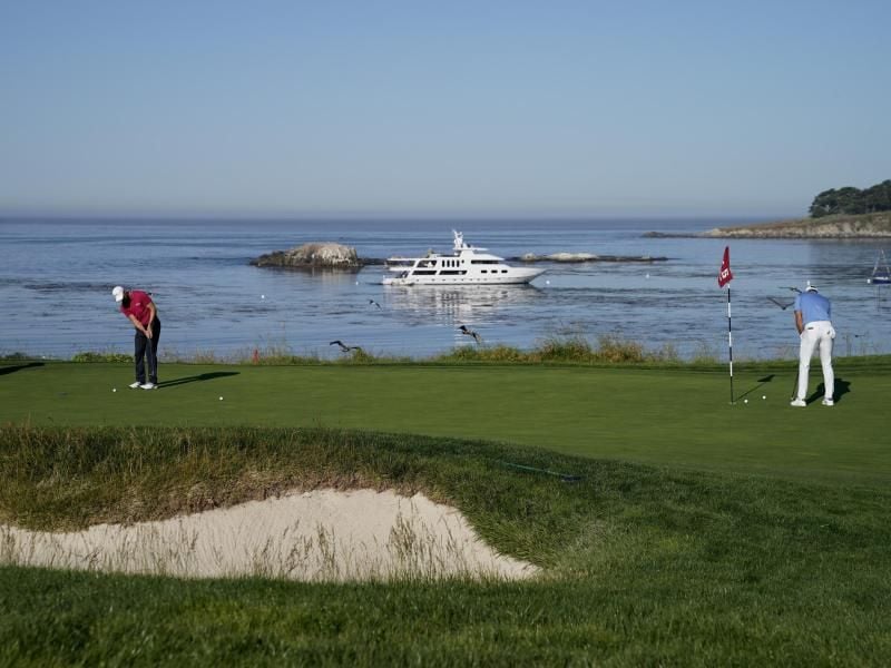 Martin Kaymer (l) und Dustin Johnson (r) trainieren in Pebble Beach für die US Open. Foto: Carolyn Kaster/AP