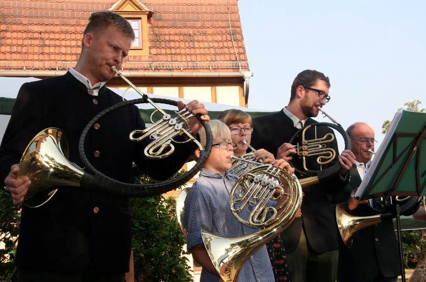 Mit zum Anlass passenden Klängen stimmen die Jagdhornbläser der Gruppe „Weidmannsheil“ - hier mit ihren Nachwuchstalenten Heinke und Theo Rißmann - auf den Tag der offenen Tür ein.