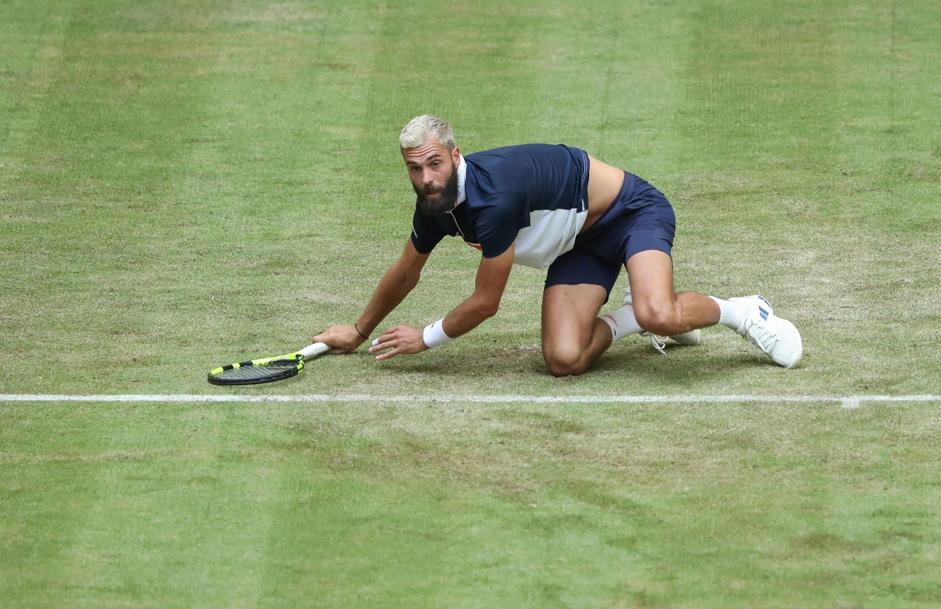 Benoit Paire im Boden beim Spiel gegen Jo-Wilfried Tsonga in Halle (Westfalen).