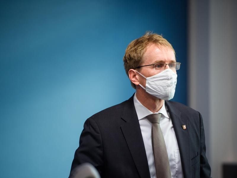 Daniel Günther (CDU), Ministerpräsident von Schleswig-Holstein, mit Mundschutz. Foto: Gregor Fischer/dpa/Archivbild