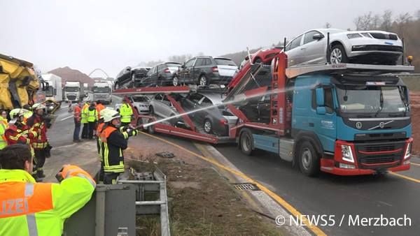 Drei Menschen sind bei dem tragischen Lkw-Unfall auf der A3 tödlich verletzt worden. Dennoch ließen es sich vorbeifahrende Fahrer nicht nehmen, Filmaufnahmen vom Einsatzgeschehen zu machen. Die Feuerwehr reagierte: Mit einem C-Rohr ausgestattet, spritzten die Kameraden Wasser an die Fensterscheiben der Gaffer.