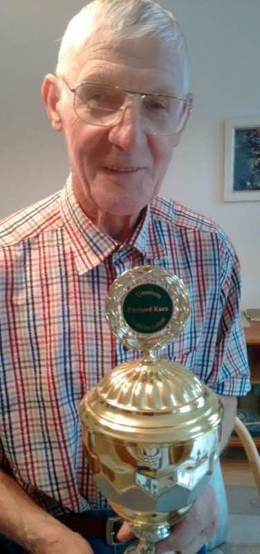 Erhard Kurz mit dem Pokal für den besten Lehrer