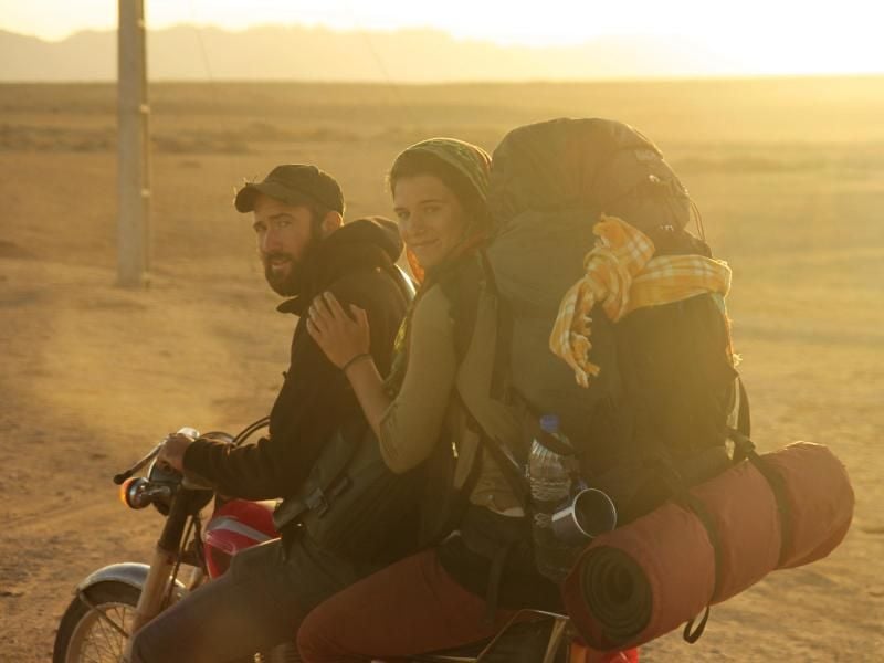 Auf ihrer Reise um die Welt bedienen sich Patrick Allgaier und Gwendolin Weisser allermöglicher Fortbewegungsmittel, mit Ausnahme des Flugzeugs - im Iran mieten sie sich ein Motorrad. Foto: Patrick Allgaier/Gwendolin Weis/3sat