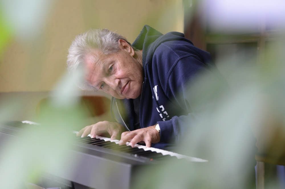 Der Musiker bei der Arbeit: Ulli Schwinge komponiert, spielt und begleitet am Klavier - wenn er nicht gerade selbst singt.
