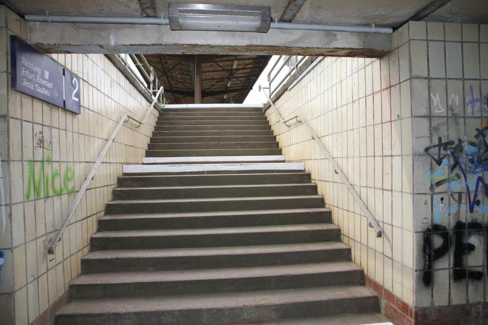 Für Menschen mit Behinderung ist der Mittelbahnsteig des Bad Kösener Bahnhofes ohne fremde Hilfe nicht erreichbar.