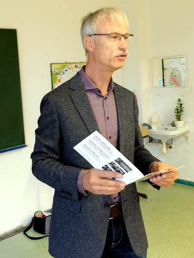 Jochen Schmidt liest aus „Tim und die Schokoteufel“ vor.