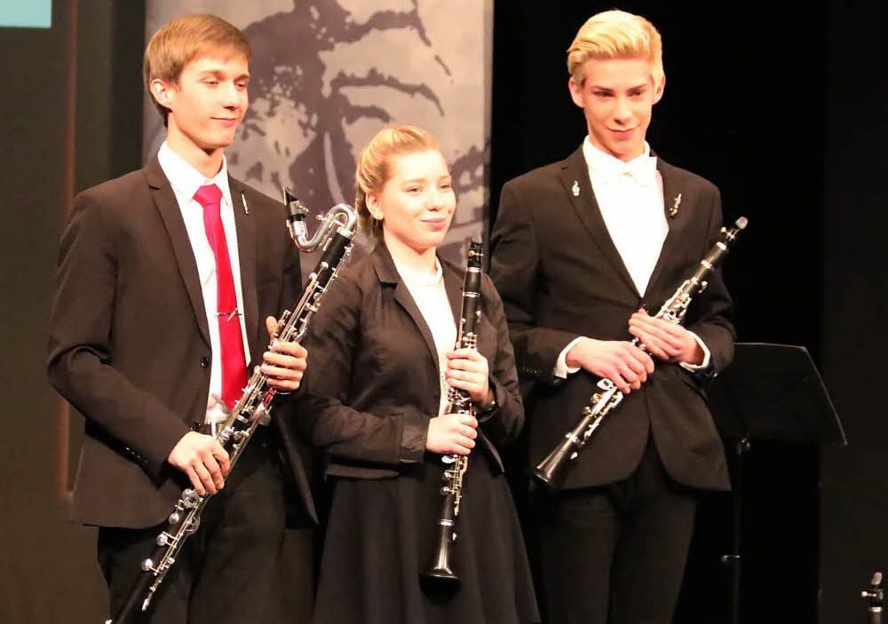 Mit ihrem beschwingten Spiel begeisterten diese drei jungen Klarinettenspieler der Kreismusikschule das Publikum. Sie erhielten viel Applaus für ihre gute Laune machende Darbietung.