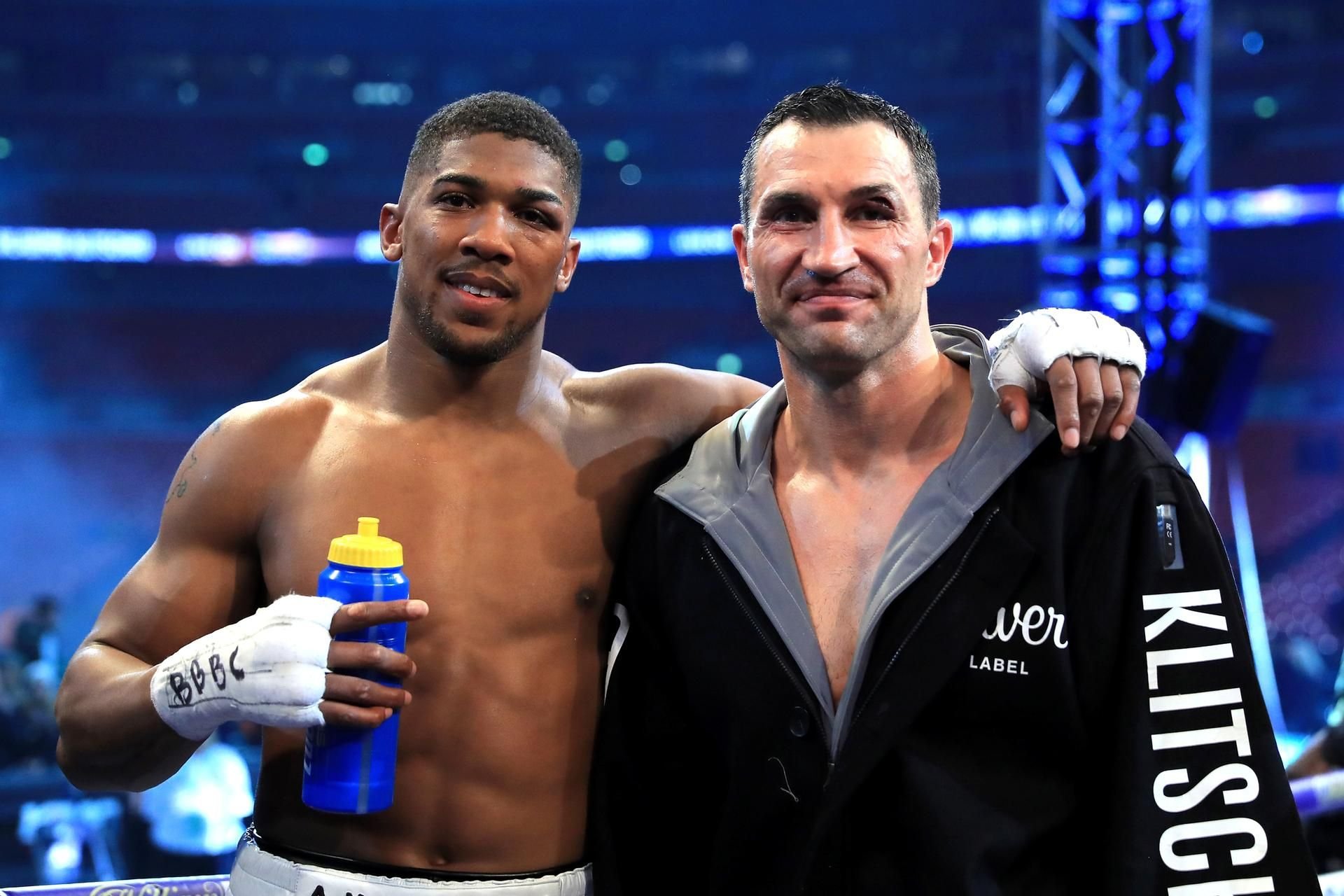 Anthony Joshua (.l) mit seinem geschlagenen Kontrahenten Wladimir Klitschko