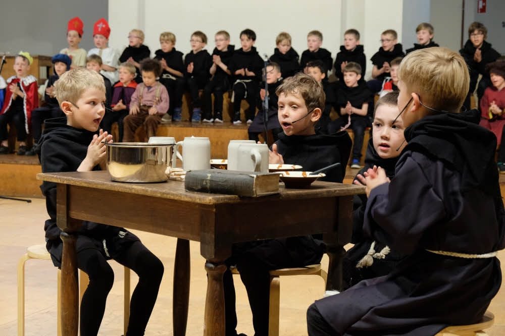 Mit dem Musical „Mönsch Martin“ haben Aspiranten des Stadtsingechors am Dienstag in der Konzerthalle auf den Kirchentag eingestimmt.
