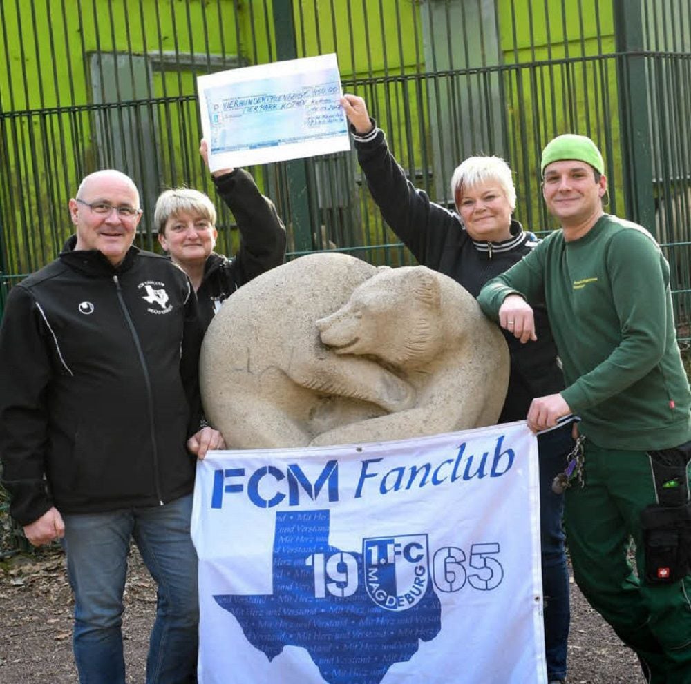 Bei der Scheckübergabe: Jan und Heike Adam, Janet Stacke und Tierpark-Mitarbeiter David Schaller-Engelmann.