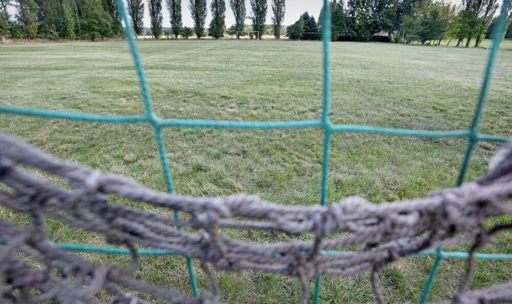 Mittlerweile wurde der Rasen auf dem Altjeßnitzer Sportplatz gestutzt.