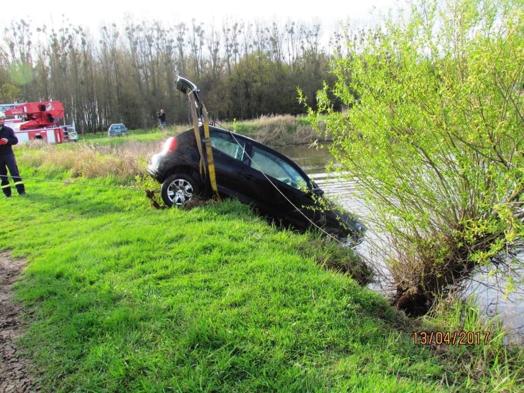 Die Feuerwehr holte das Auto aus der Elbe