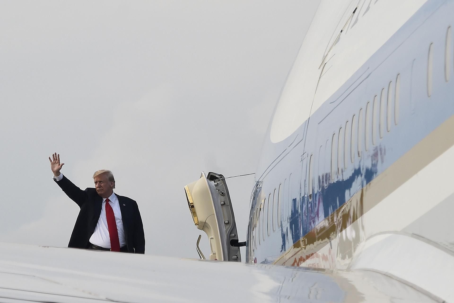 US-Präsident Donald Trump geht nach dem Treffen mit dem nordkoreanischen Diktator Kim Jong Un an Bord seines Flugzeugs.