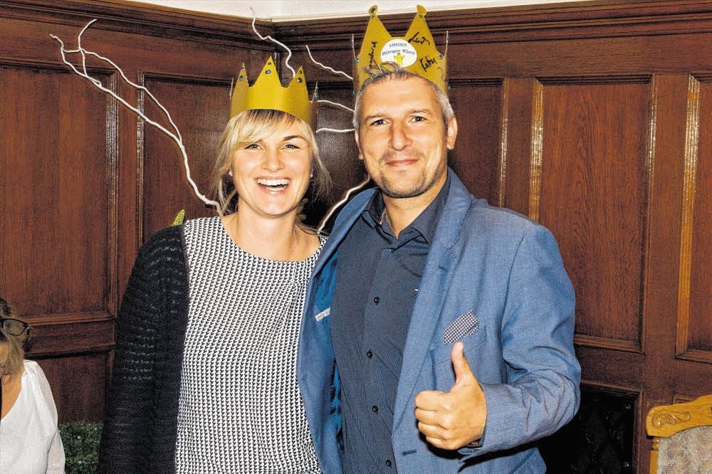 Unterstützer setzten ihnen die Krone auf: Anja und Andreas Marggraf, nachdem der Bürgermeister Müchelns am Sonntagabend im Amt bestätigt wurde.