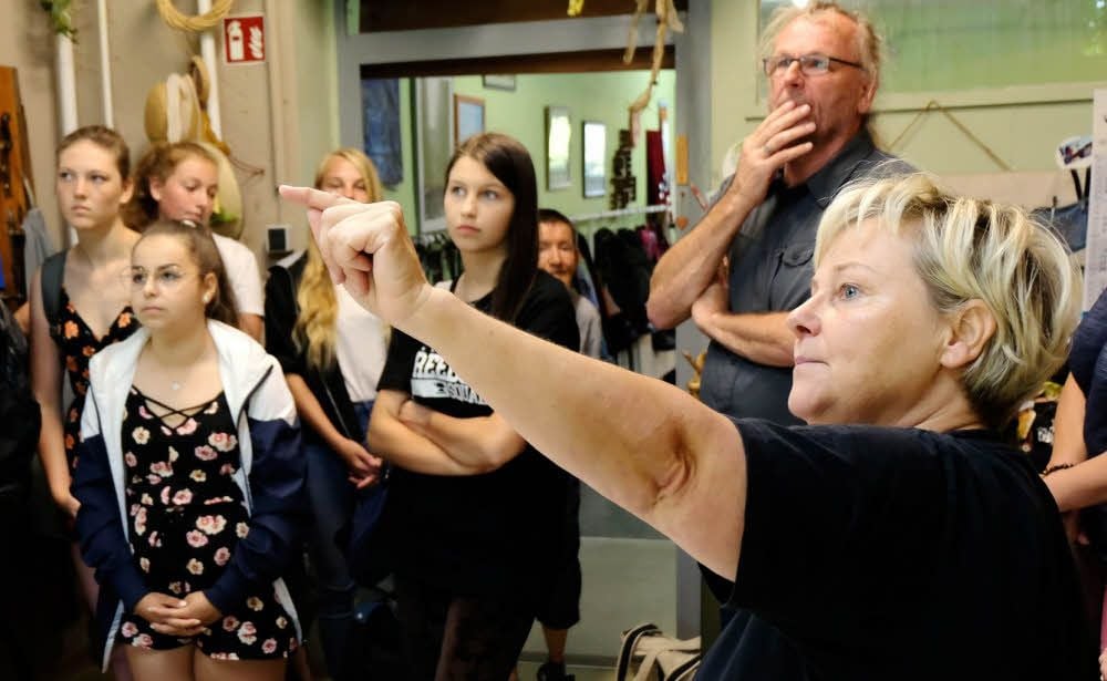 Sylke Iversen (rechts) erklärt den Sekundarschülern aus Jessen die Arbeiten an den Wänden des Gruppenraums.