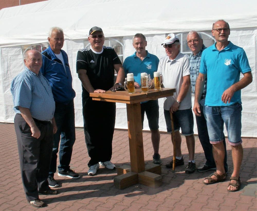 Fußball-Experten der Region - darunter ZWK-Urgestein Werner Gleitsmann (l.) und der frühere Landrat und noch immer mal als Schiedsrichter aktive Harri Reiche (3.v.l.) beim Sommerfest der Nebraer.