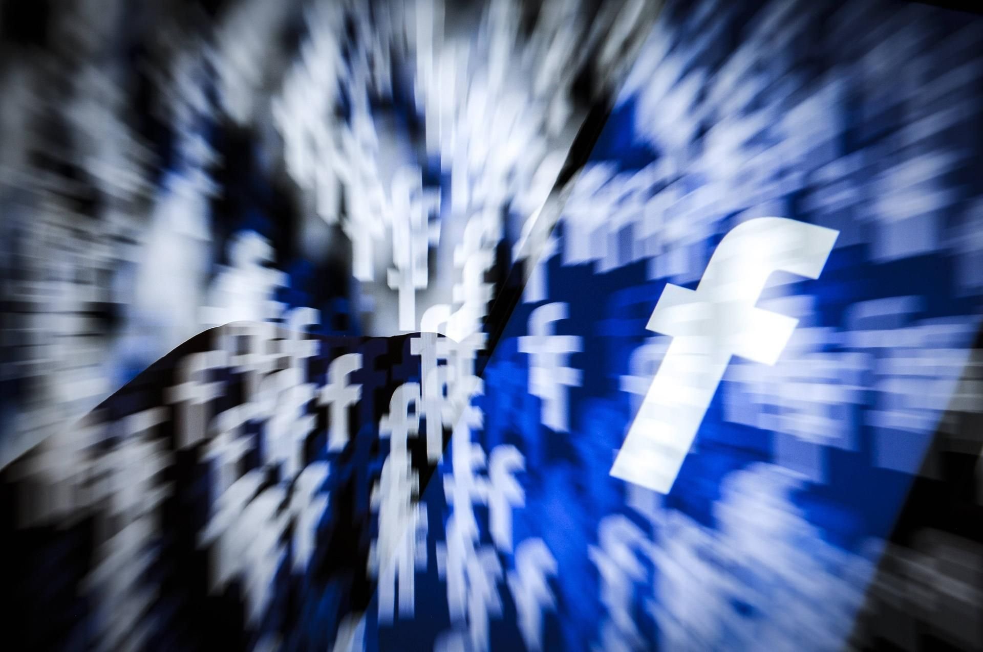 Das weiße „f“ auf blauem Grund steht für das Soziale Netzwerk Facebook.