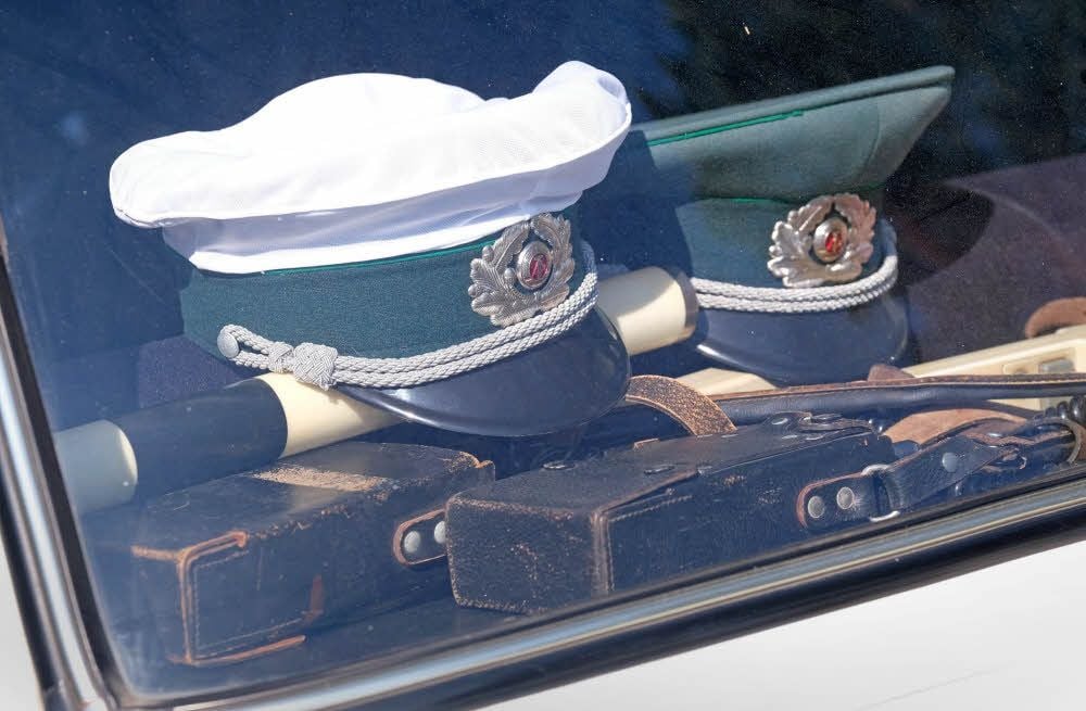 Der Polizei-Lada ist mit unterschiedlichen Devotionalien bestückt.