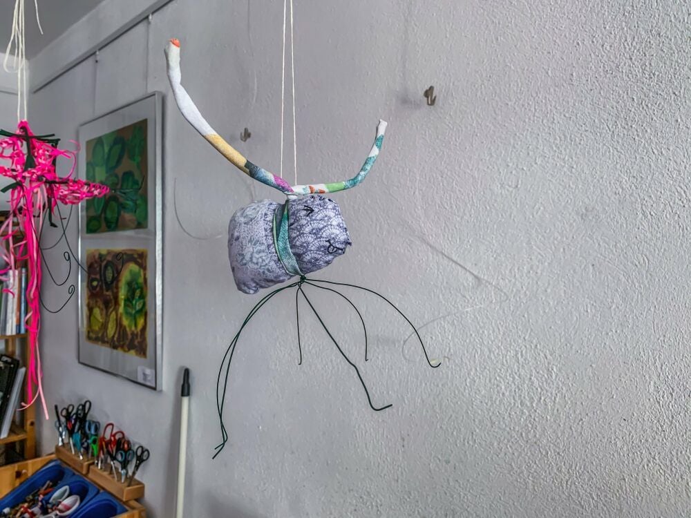 „Kleine Welten“ heißt ein Malschul-Projekt, sein Thema: Insekten.
