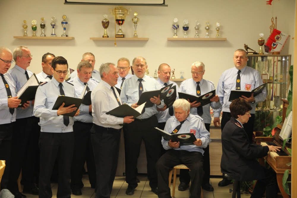 Gudrun Kocksch, die jahrelang den Eckartsbergaer Feuerwehrchor „Roter Hahn“ geleitet hat, stimmt noch einmal mit ihren Sängern ein Lied an.