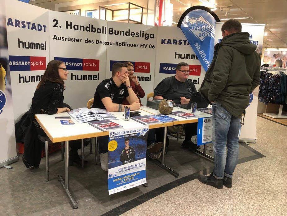 Autogramme und Tickets gab es am Donnerstag im Karstadt-Warenhaus. Jakub Stryc war mit vor Ort.