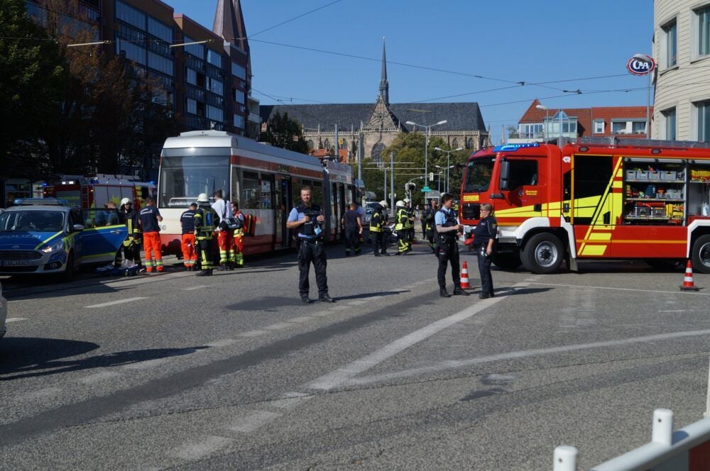 Mit vier Fahrzeugen sichert die Polizei am Dienstagnachmittag den Unfallort.