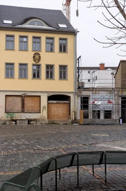 Die Fassade des früheren Hotels ist bereits saniert. Bis Ende 2019 soll der Komplex fertig sein.