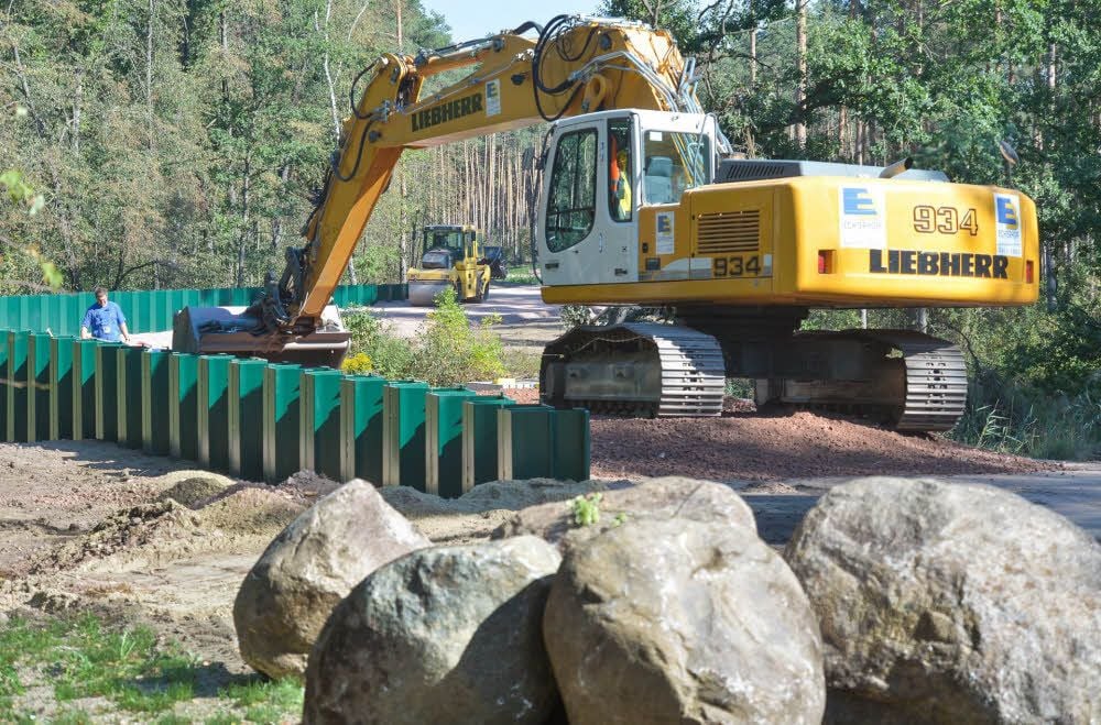 Letzte Baustelle: An der Bruchstelle „Mutter Sturm“ wird noch gearbeitet, aber mittlerweile ist auch die Spundwand „verschwunden“.