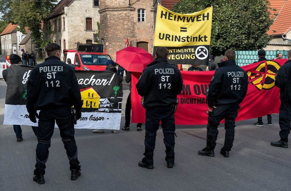 Bei der Demo in Schnellroda sorgte ein Großaufgebot der Polizei für Ordnung.